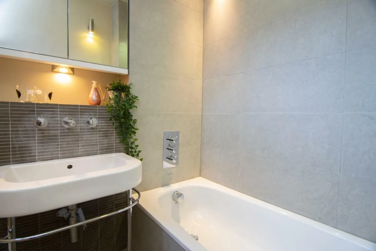 Stunning Royal Crescent Apartment With 3 Bedrooms Bath 0*,